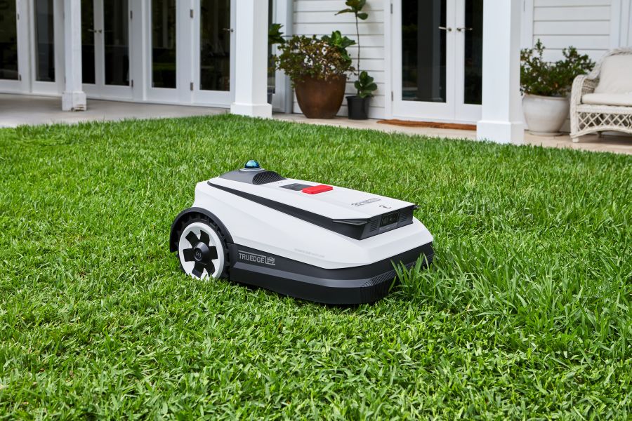 robot tondeuse blanc sur pelouse